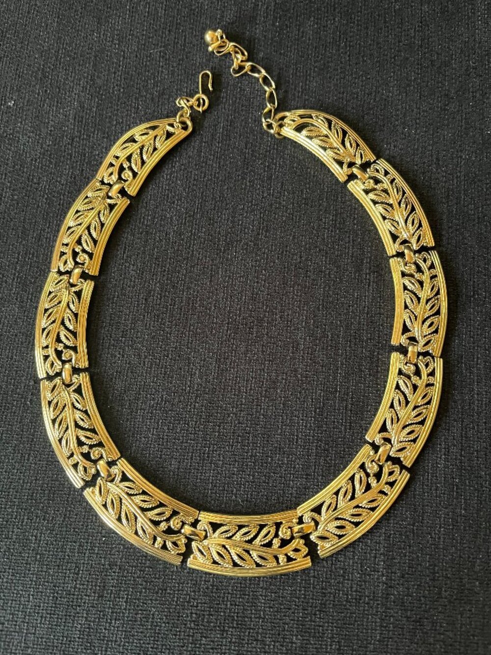 Vintage Unbranded gold tone leaf choker